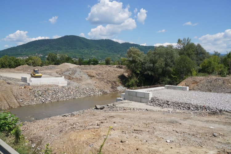 Nu mai e mult! Se lucrează la montarea podului peste râul Săsar…