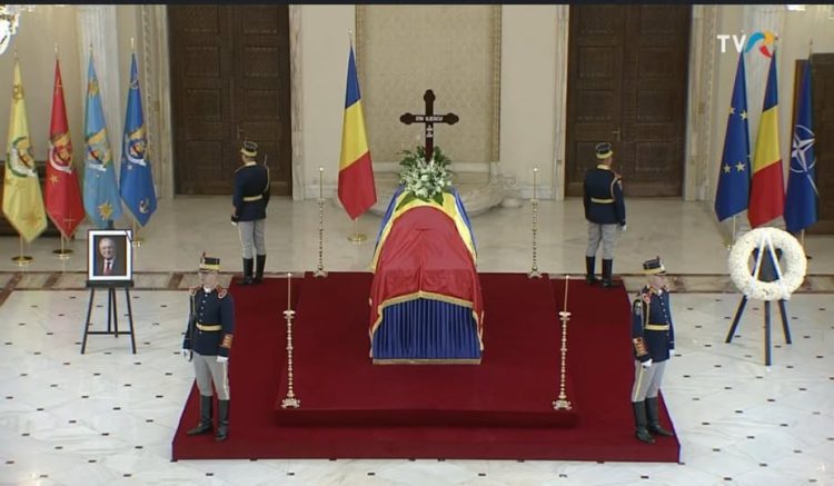 Idioții care se bat cu un mort…