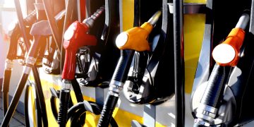 Gest de omenie în Baia Mare: un polițist anonim a sărit în ajutorul unei femei căzute la o stație de carburant și i-a plătit combustibilul