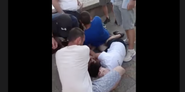 HALUCINANT LA BAIA MARE! Un cetățean francez a intrat cu mașina în Piața Libertății – poliția, acuzată că a intervenit târziu, în timp ce cetățenii de rând s-au luptat pentru viețile lor. VIDEO