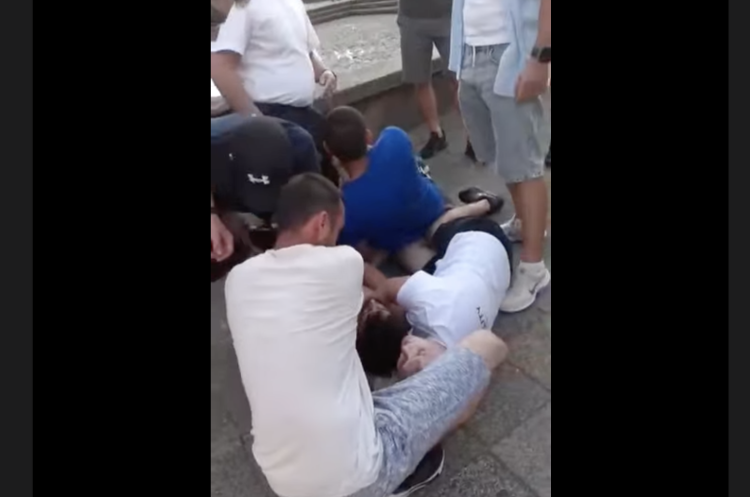 HALUCINANT LA BAIA MARE! Un cetățean francez a intrat cu mașina în Piața Libertății – poliția, acuzată că a intervenit târziu, în timp ce cetățenii de rând s-au luptat pentru viețile lor. VIDEO