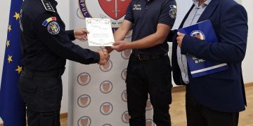 Recunoștință pentru curaj și devotament. Diplomă de Merit pentru agent principal de poliție Ioan Hera, din cadrul Sectorului Poliției de Frontieră Poienile de Sub Munte