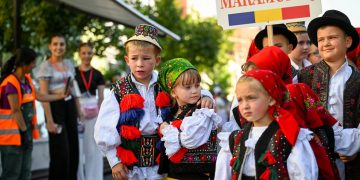 „Merg pe Iza, vin pe Mara” – Tradiția maramureșeană cucerește Sibiul la „Cântecele Munților”