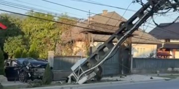 Accident rutier grav la Rozavlea: trei persoane rănite după ce un autoturism a lovit un stâlp și un gard