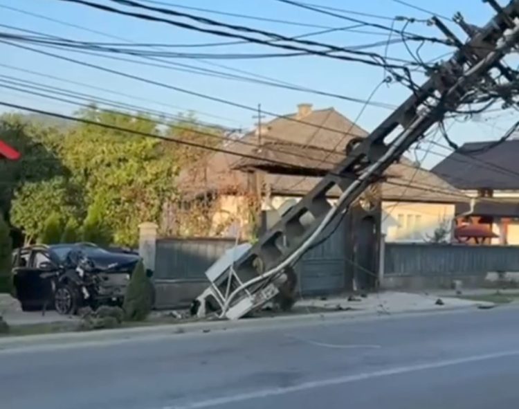 Accident rutier grav la Rozavlea: trei persoane rănite după ce un autoturism a lovit un stâlp și un gard