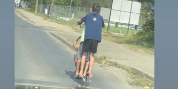 Inconștiență maximă în Baia Mare: trei copii pe o trotinetă. VIDEO