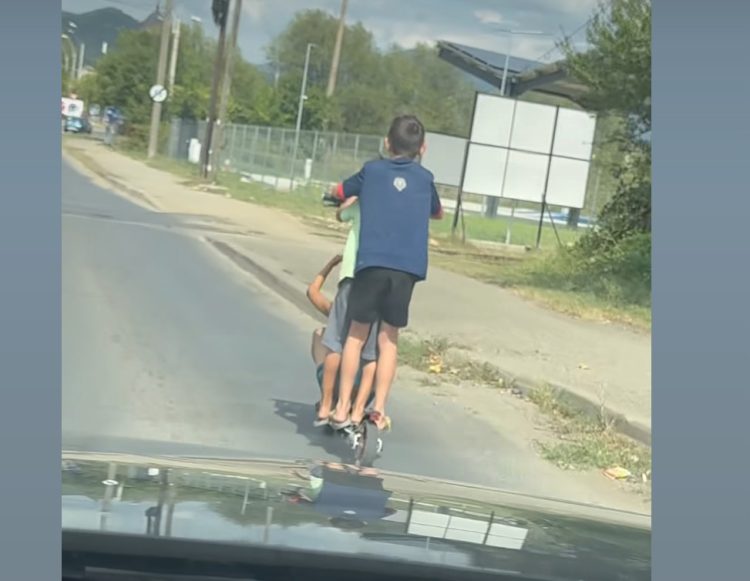 Inconștiență maximă în Baia Mare: trei copii pe o trotinetă. VIDEO