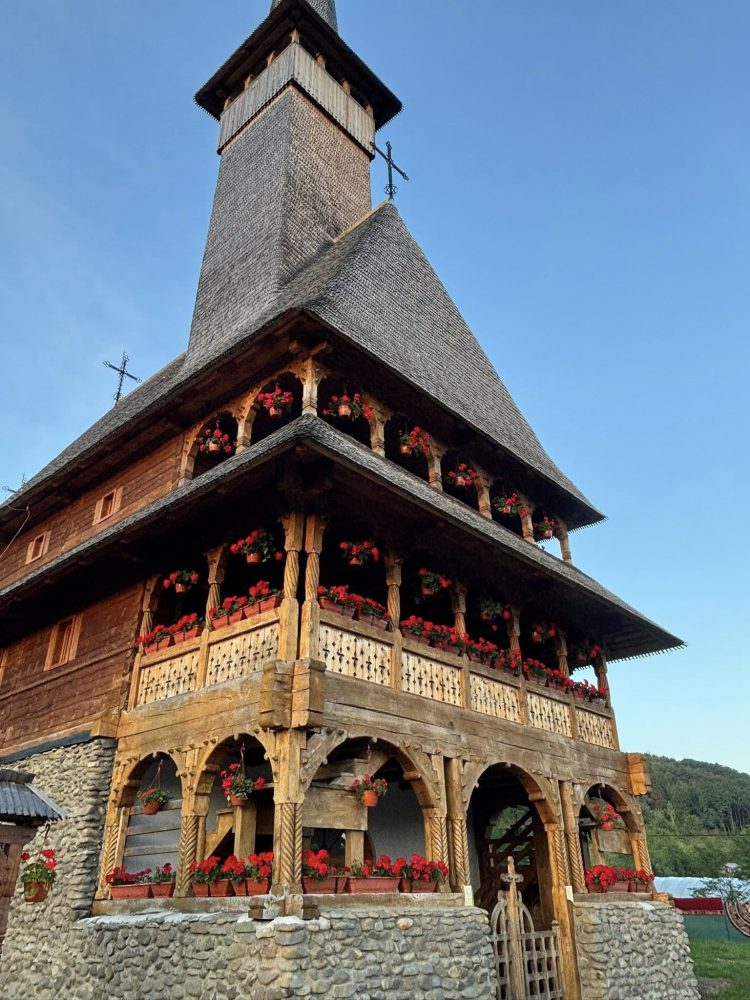 Târnosirea Bisericii Ortodoxe „Șesu-Mănăstirii” din Rozavlea are loc duminică