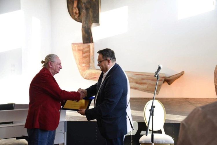 RECUNOȘTINȚĂ: Mircea Roman, decorat pentru contribuția de afirmare a Maramureșului și a României în spațiul cultural internațional