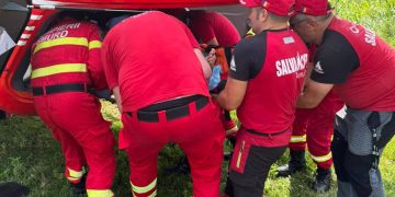 Salvamontiștii maramureșeni au coborât din zona Larga un bărbat accidentat la mâini și picioare