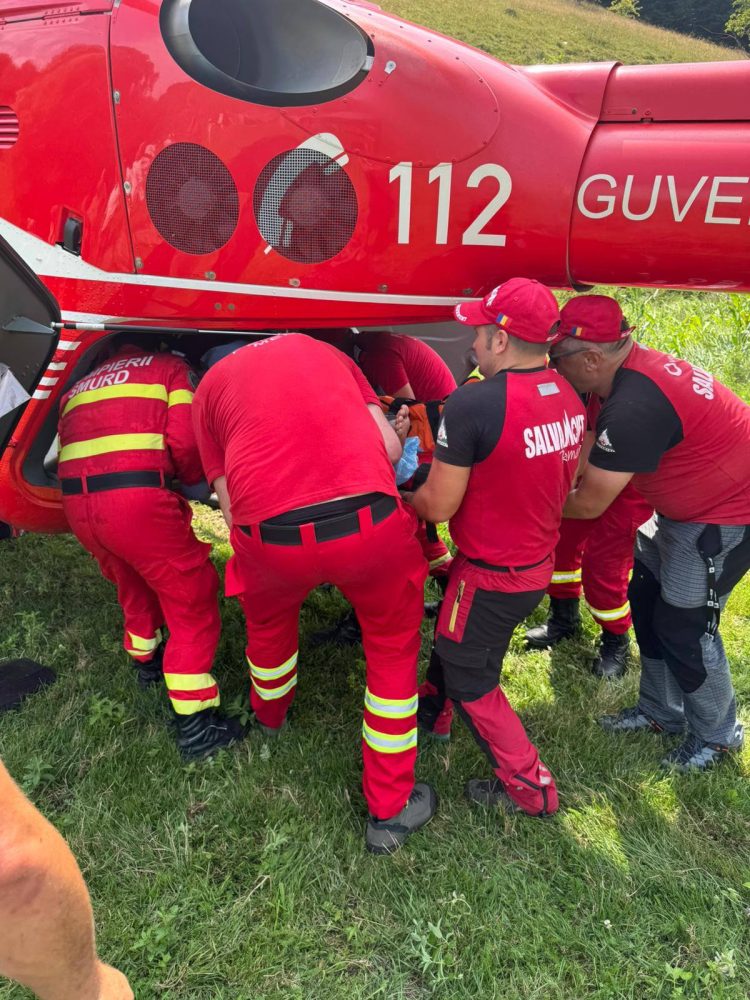 Salvamontiștii maramureșeni au coborât din zona Larga un bărbat accidentat la mâini și picioare
