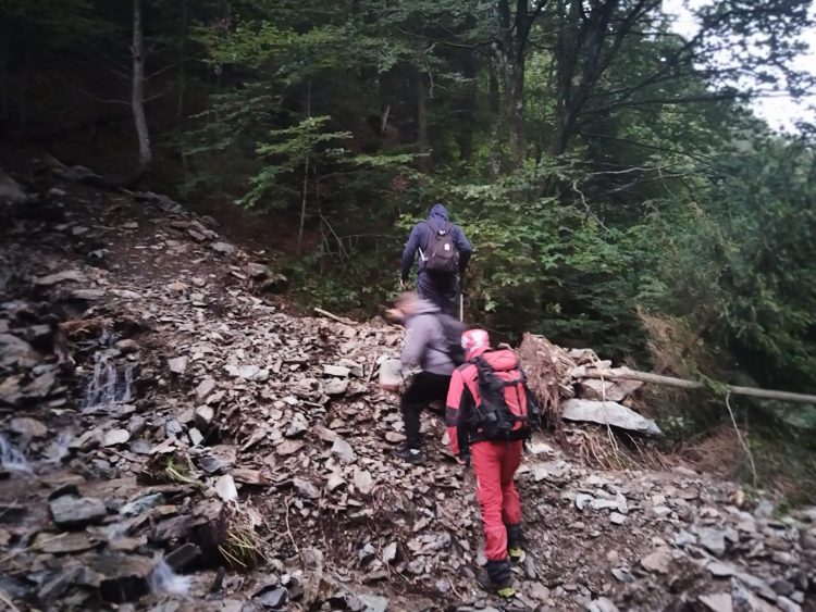 Trei ucraineni aflați pe munte de mai multe zile, coborâți în siguranță de salvamontiștii maramureșeni