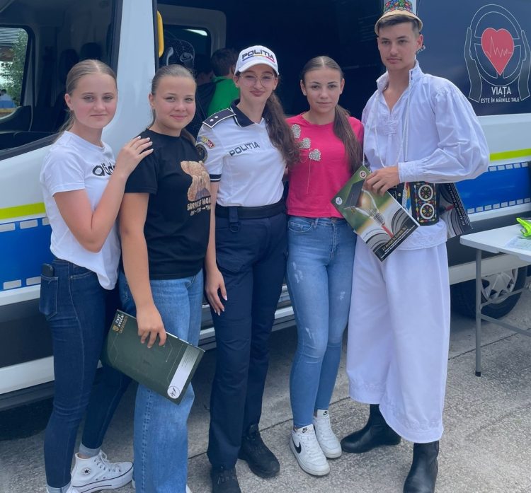 Polițiștii maramureșeni, alături de cei 300 de elevi, profesori și părinți de la Tabăra Juridică de Vară