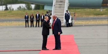Trump şi Putin îşi strâng călduros mâna în Alaska, înaintea unui summit privind Războiul din Ucraina