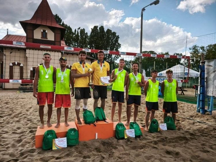 Noii jucători ai echipei Știința Explorări Baia Mare, medaliați la CN de volei pe plajă U20