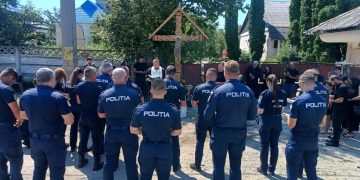 Troiţă în memoria celor doi tineri poliţişti care au murit, în urmă cu un an, într-un accident rutier la Târgu Lăpuş