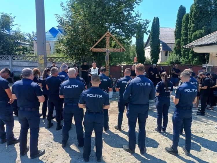 Troiţă în memoria celor doi tineri poliţişti care au murit, în urmă cu un an, într-un accident rutier la Târgu Lăpuş