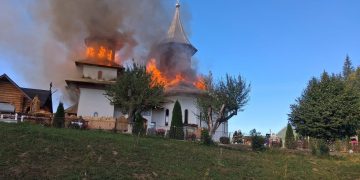 Incendiu puternic la o biserică din Suceava. Focul a înghițit aproape în totalitate biserica din Satul Botuș, județul Suceava