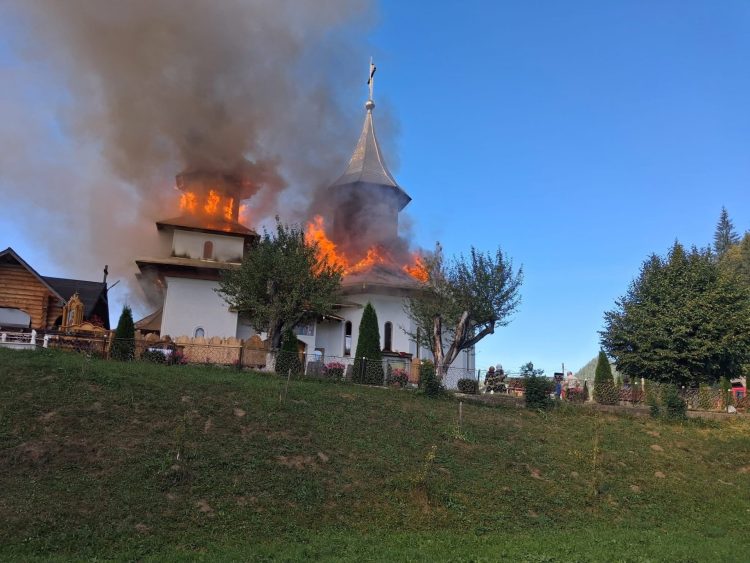 Incendiu puternic la o biserică din Suceava. Focul a înghițit aproape în totalitate biserica din Satul Botuș, județul Suceava