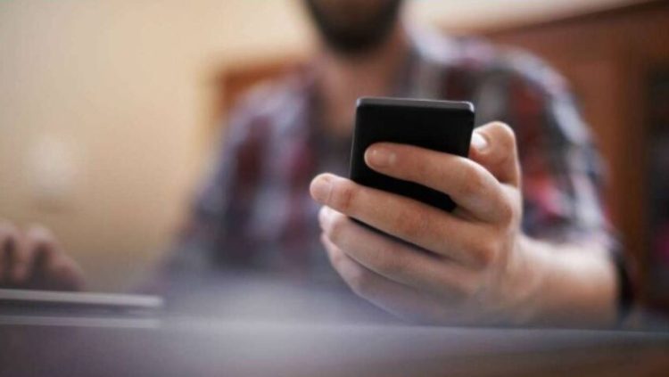 Atenție! Două persoane au fost înșelate cu sume considerabile de bani după ce au comunicat unor necunoscuți datele cardurilor bancare