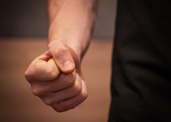 S-a ales cu dosar penal după ce și-a amenințat soția și a încălcat ordinului de protecție