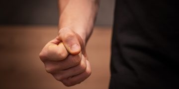 S-a ales cu dosar penal după ce și-a amenințat soția și a încălcat ordinului de protecție