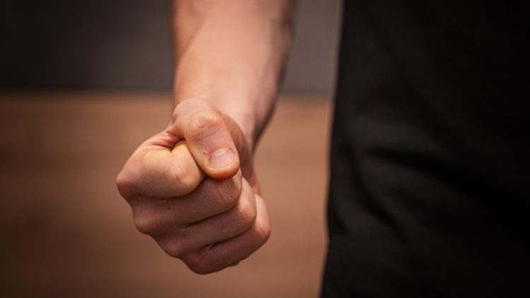 S-a ales cu dosar penal după ce și-a amenințat soția și a încălcat ordinului de protecție