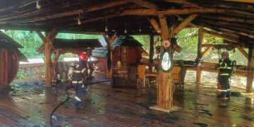 O casă din lemn din Baia Sprie a luat foc. Un copil și un adult au făcut atac de panică