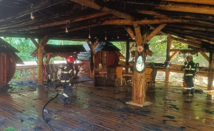 O casă din lemn din Baia Sprie a luat foc. Un copil și un adult au făcut atac de panică