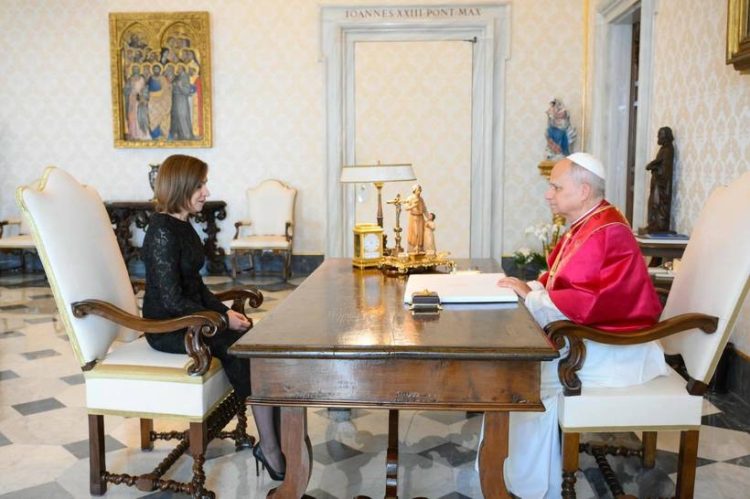 Maia Sandu a fost primită în audienţă de Papa Leon al XVI-lea: „M-a asigurat că Moldova este văzută şi este auzită”. Şefa statului a fost însoţită de mama şi sora sa – FOTO