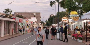 EDITORIAL: Cu război acasă, cu șampanie pe litoral. 60 % din turiștii de pe litoralul românesc sunt ucrainieni