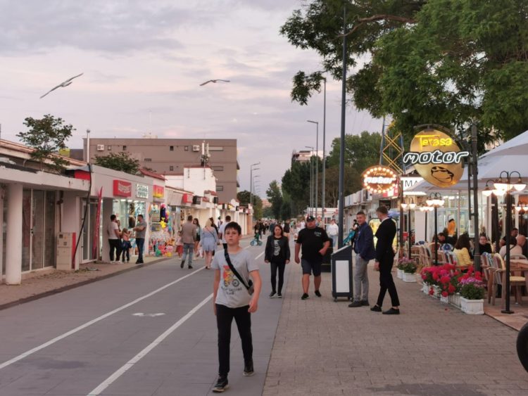 EDITORIAL: Cu război acasă, cu șampanie pe litoral. 60 % din turiștii de pe litoralul românesc sunt ucrainieni