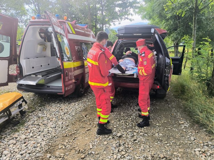 Borșa. Bolnav cu diabet și cu gangrenă la picior, transportat cu ajutorul salvamontiștilor