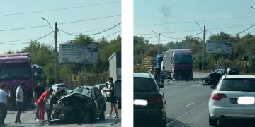 Accident violent pe  Dura în Baia Mare – autoturism făcut praf după impact cu un camion