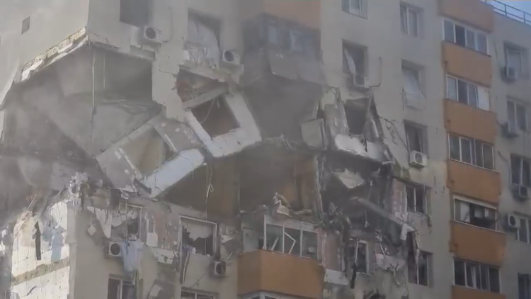 Doi morți și 12 răniți internați la spital în explozia dintr-un bloc din București