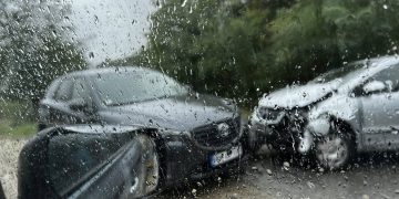 Accident rutier în Curtuiuș. Două autoturisme implicate, trafic blocat!