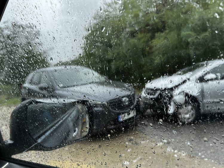 Accident rutier în Curtuiuș. Două autoturisme implicate, trafic blocat!