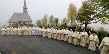 FOTO: Târnosirea bisericii Schitului „Cuvioasa Parascheva” din Strâmtura