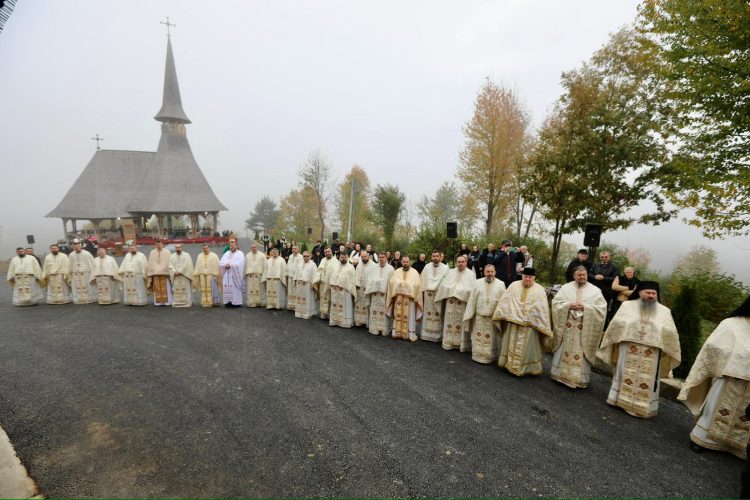 FOTO: Târnosirea bisericii Schitului „Cuvioasa Parascheva” din Strâmtura