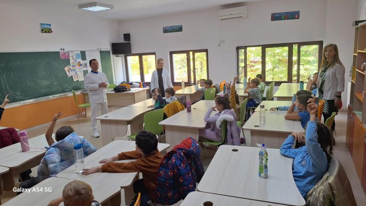 Educație pentru sănătate, la Centrul Rivulus Pueris. Elevii băimăreni învață despre importanța îngrijirii dinților