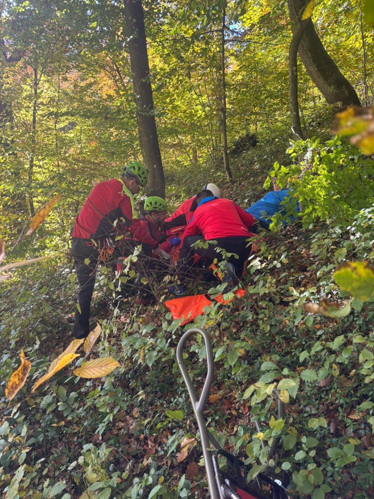 FOTO: Bărbat aflat la cules de ciuperci în zona Usturoiu, recuperat de salvamontiști