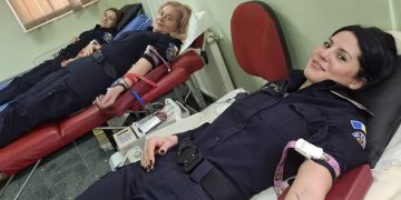 Solidaritate și empatie. 30 de polițiști de frontieră din Maramureș au donat sânge pentru Larisa, o fetiță de 13 ani din Sighetu Marmației