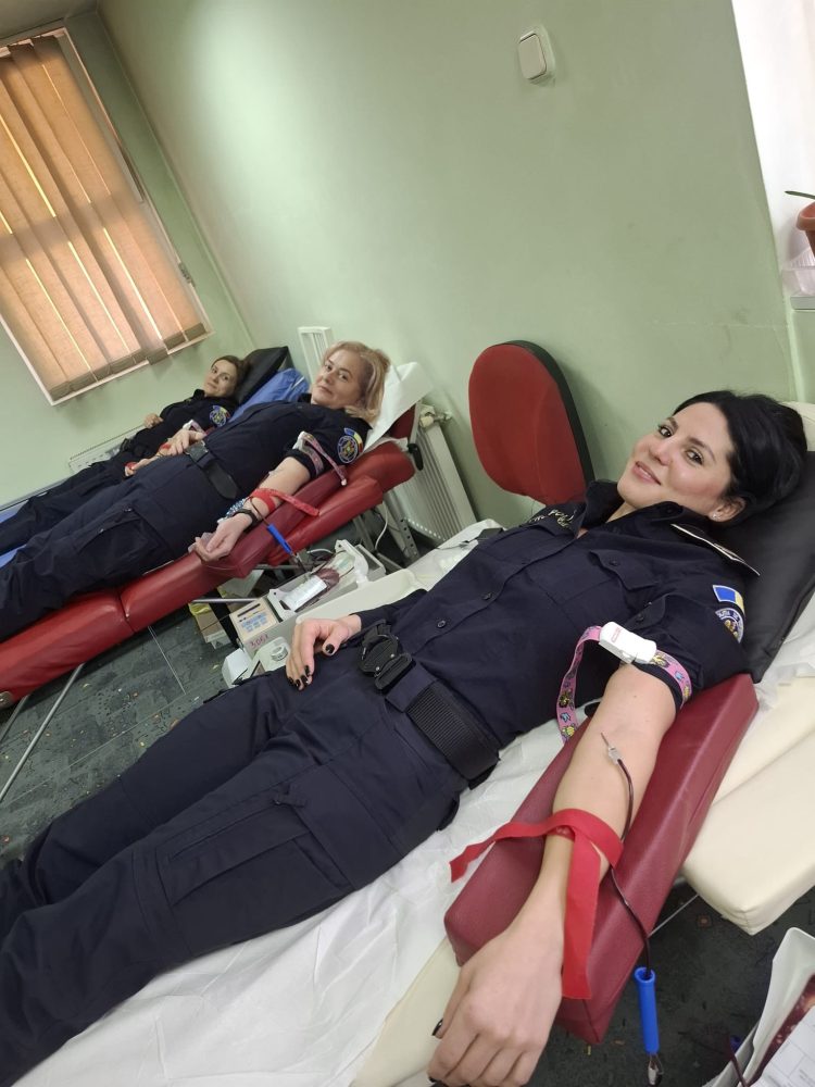 Solidaritate și empatie. 30 de polițiști de frontieră din Maramureș au donat sânge pentru Larisa, o fetiță de 13 ani din Sighetu Marmației