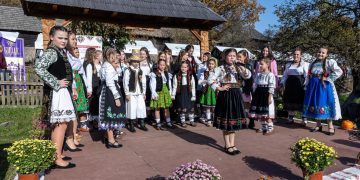 Program artistic deosebit în cadrul Târgului de Sfântul Dumitru de la Muzeul Satului din Baia Mare