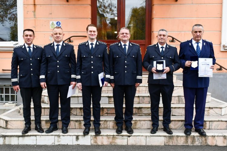 Emoţie şi recunoştinţă la IPJ Maramureş. Patru poliţişti îşi încheie misiunea în slujba legii