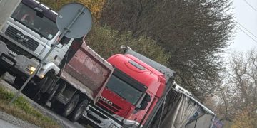 După 3 zile de eforturi la Lăpușel, au scos TIR-ul din șanț