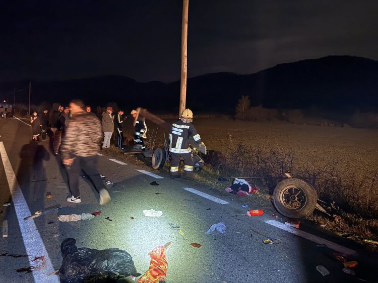Tragedie de Luminăție în Maramureș: un copil  a murit după ce o mașină a lovit o căruță cu 7 persoane. GALERIE FOTO