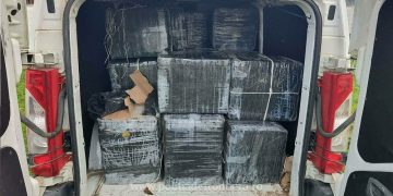 Ce au descoperit polițiștii din Maramureș într-o dubă urmărită în trafic. Valoarea mărfii depășește 100.000 de euro