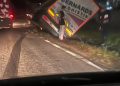 FOTO: Accident la Lăpușel. Un TIR a ajuns în șanț