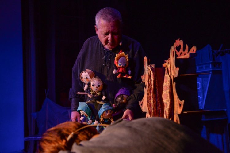 Poftiți la Teatru! Actorii Secției Păpuși pun în scenă „Albă ca Zăpada”